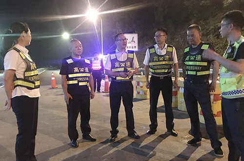 圖為集團副總經(jīng)理章海峰帶隊檢查分流準(zhǔn)備情況 陳瑩攝99.jpg